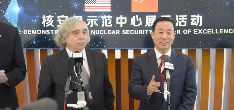 美国能源部部长莫尼兹和中国国家原子能机构主任许达哲接受中外媒体采访